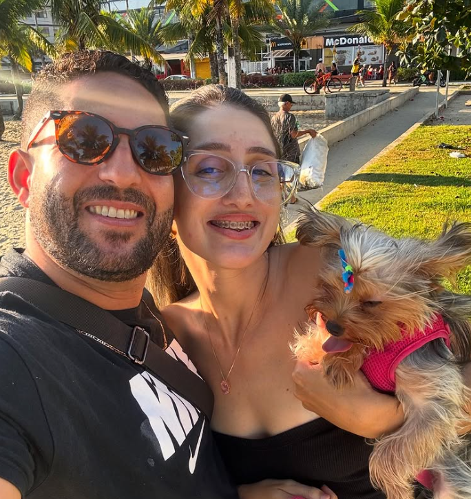 Gustavo e Stephanie na praia com o pet