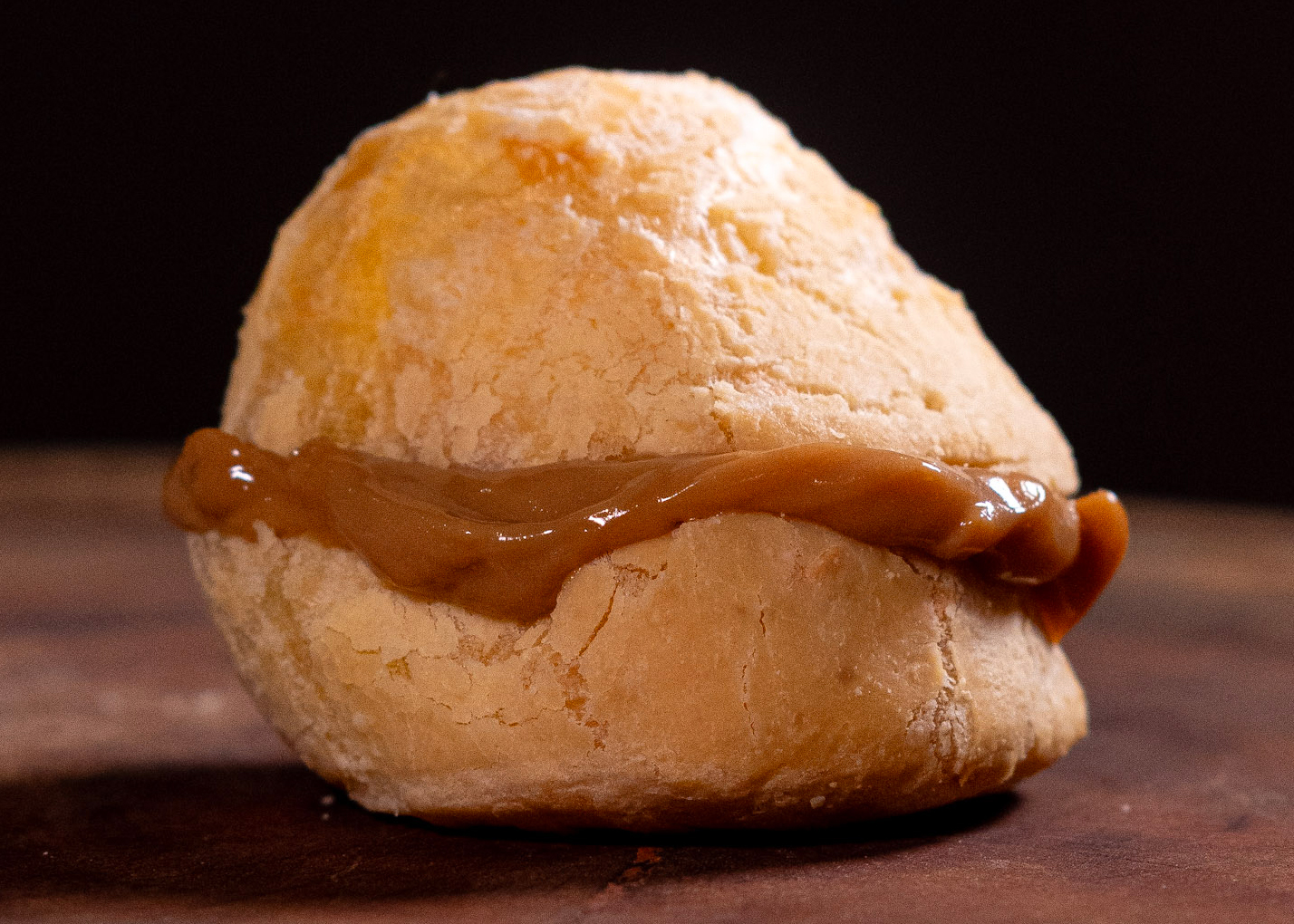 Pão de queijo recheado com Doce de Leite