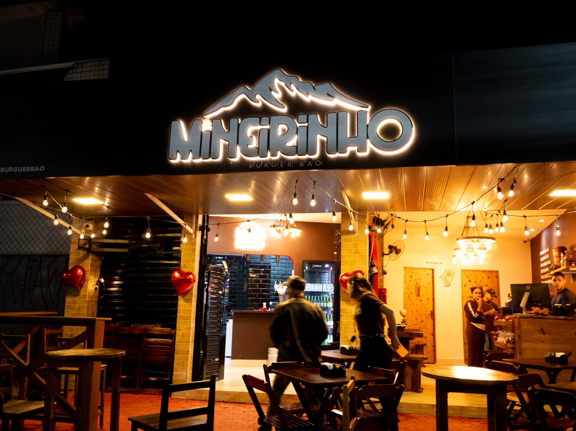 Fachada do Mineirinho Burger Bão iluminada à noite